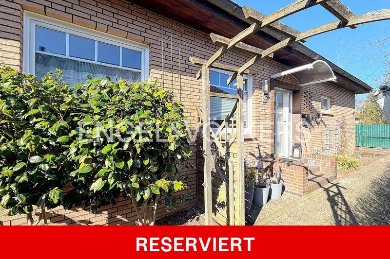 Ruhiges Wohnen in zweiter Reihe: Gepflegter Bungalow mit Garage
